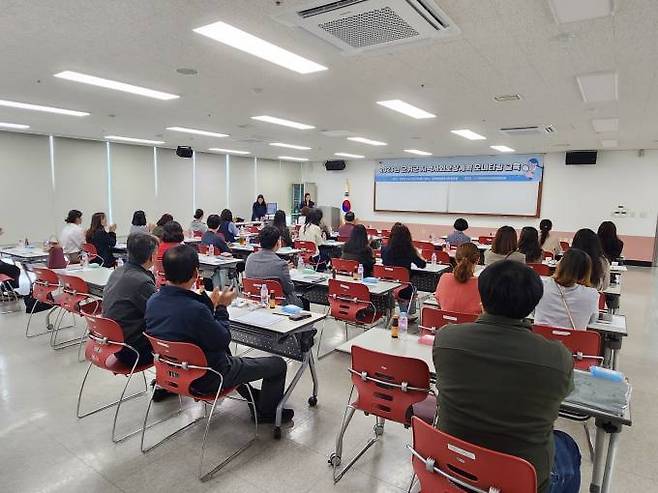 군위군 지역사회보장협의체는 지난 12일 군위여성회관에서 ‘2023년 군위군지역사회보장계획 모니터링 교육’을 실시했다. (군위군 제공) 2023.05.15