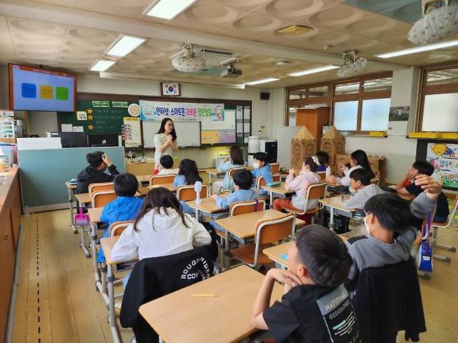 군위군 청소년상담복지센터는 지난 12일부터 오는 26일까지 군위초등학교 4학년을 대상으로‘나혼자 조절한다’라는 주제로 집단상담을 진행한다. (군위군 제공) 2023.05.15