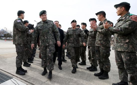 북한 목함지뢰로 양쪽 다리를 잃은 하재헌 중사가 2019년 1월 경기도 파주 임진각 '평화의 발'에서 열린 자신의 전역식에서 박수를 받고 있다. 뉴시스