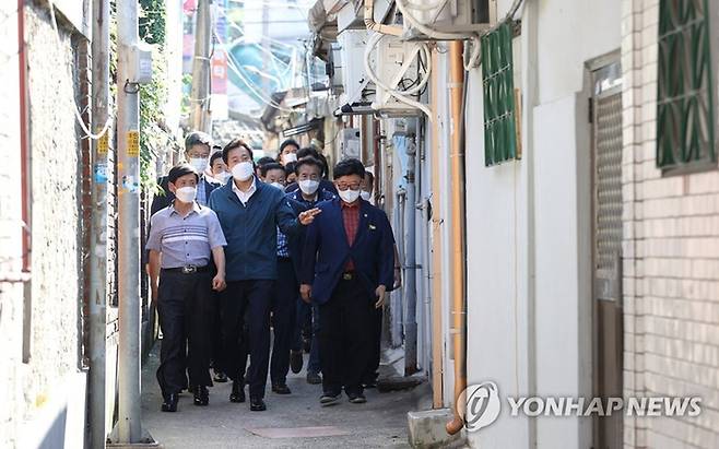 오세훈 서울시장이 2021년 9월 서울 관악구 신림1구역 ‘신속통합기획’ 현장을 둘러보고 있다.