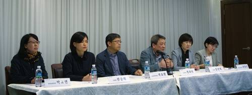 왼쪽부터 박소연 한국문학번역원 번역교육본부장, 한승희 한국외대 통번역대학원 특임교수, 곽효환 한국문학번역원장, 정과리 문학평론가(연세대 교수), 김선희 서울대 불어교육과 교수, 곽현주 한국문학번역원 번역출판교류본부장. [사진=한국문학번역원]