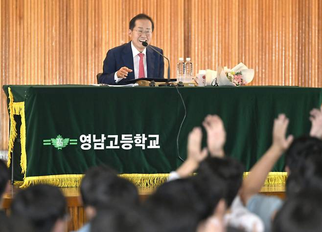 홍준표 대구시장이 청춘들의 꿈과 희망을 대구에서 마음껏 펼칠 수 있도록 노력하겠다고 밝혔다. 사진은 15일 대구 달서구 영남고등학교에서 '청년의 꿈'을 주제로 특강을 하고 있는 홍 시장. /사진=대구시 제공