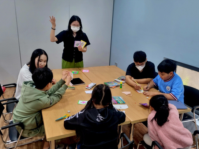 “우린 서로의 스승” 지난 13일 제주 제주시 건입동 ‘푸른꿈 작은 공부방’에서 ‘예비 교사’인 제주대 초등교육과 학생들이 아이들과 함께 ‘야생화 우표 만들기’ 수업을 하고 있다.