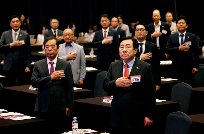 15일 서울 중소기업중앙회에서 열린 ‘한국경제 활력 모색 대토론회’에서 김기문(앞줄 오른쪽) 중기중앙회 회장과 김병준(〃왼쪽) 전국경제인연합회 회장 직무대행이 국민의례를 하고 있다.   중기중앙회 제공