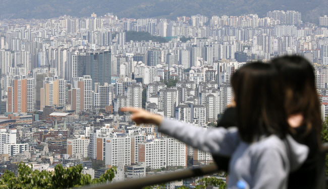 어느 아파트로 분양받을까 지난달 서울 아파트 분양권 거래가 지난해 하반기 전체의 7배로 늘어났다. 지난 14일 서울 남산에서 시민들이 서울 시내 아파트를 바라보고 있다.  뉴시스