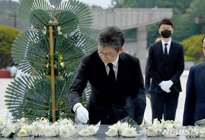 [광주=뉴시스] 김혜인 기자 = 유승민 전 국민의힘 의원이 15일 오전 광주 북구 운정동 국립5·18민주묘지를 찾아 참배하고 있다. 2023.05.15. hyein0342@newsis.com