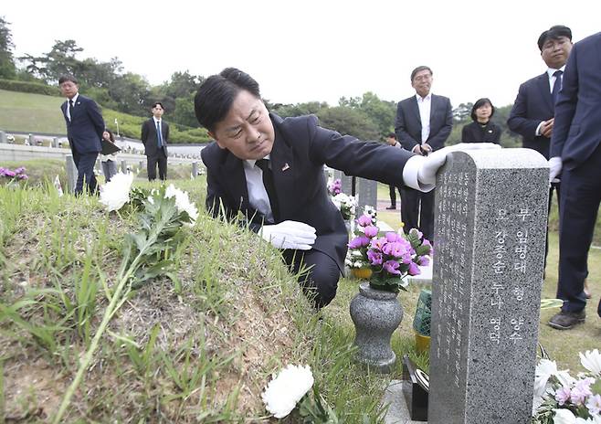 [광주=뉴시스] 15일 광주광역시 국립 5.18민주묘지에서 김관영 전북지사와 강기정 광주시장이 5·18 최초 희생자인 전북출신 이세종 열사와 임균수 열사등 민주열사 묘역을 찾아 참배하고 있다. 2023.05.15 (사진= 전라북도청 제공) *재판매 및 DB 금지