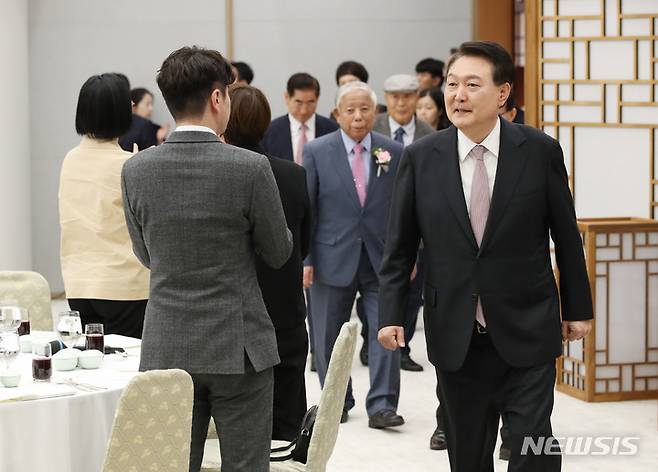 [서울=뉴시스] 전신 기자 = 윤석열 대통령이 15일 서울 용산 대통령실 청사에서 열린 제42회 스승의 날 기념 현장교원 초청 오찬 간담회에 참석하고 있다. 2023.05.15. photo1006@newsis.com