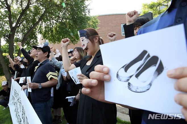 [파주=뉴시스] 고승민 기자 =이우영작가사건대책위원회, 한국만화가협회, 한국웹툰작가협회 회원들이 15일 경기 파주 형설출판사 앞에서 불공정계약 규탄 및 '검정고무신' 장례집회 기자회견을 하고 있다. 2023.05.15. kkssmm99@newsis.com