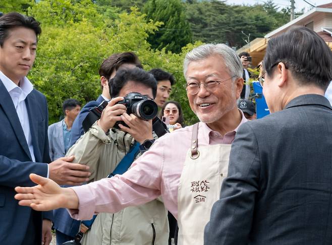 더불어민주당 이재명 대표와 당 지도부가 10일 양산 평산마을에 문을 연 평산책방을 찾아 문재인 전 대통령을 예방하고 있다. 연합뉴스