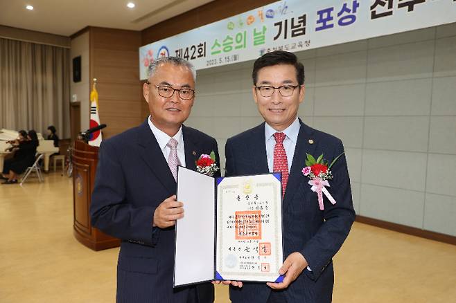 윤건영 충북교육감(오른쪽)과 김흥준 도교육청 공보관. 충북교육청 제공