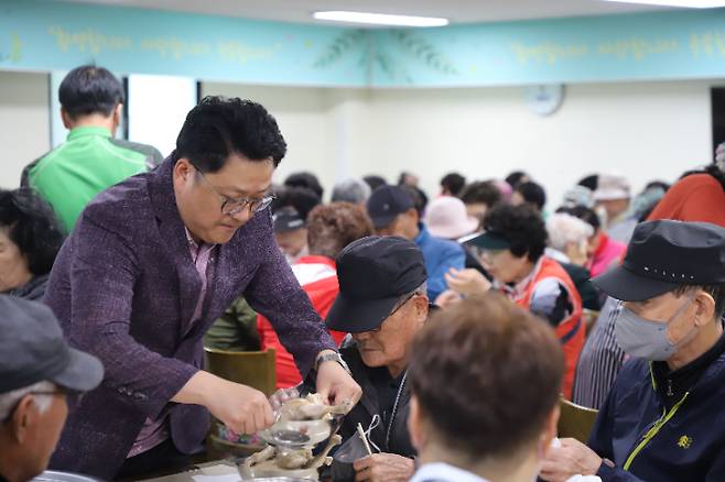 교회 창립 119주년을 맞은 포항대도교회는 13일 지역 어르신 200여 명을 대상으로 '어르신 삼계탕 나눔'행사를 실시했다. 임정수 담임목사(좌측)가 손수 삼계탕을 대접하고 있다. 유상원 아나운서