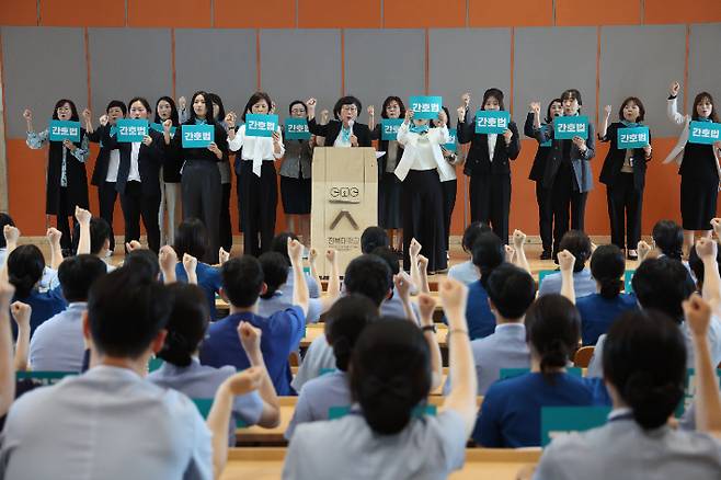 전북대학교 간호대학 대학원 학생회 등이 15일 전북대 간호대학 나이팅게일 홀에 모여 간호법 공포를 요구하는 기자회견을 하고 있다. 연합뉴스