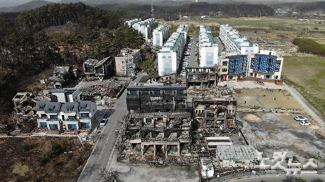 강릉시 경포 일원 펜션 밀집지역과 산림에 대형 산불의 흔적이 처참하게 남아 있다. 강릉=황진환 기자