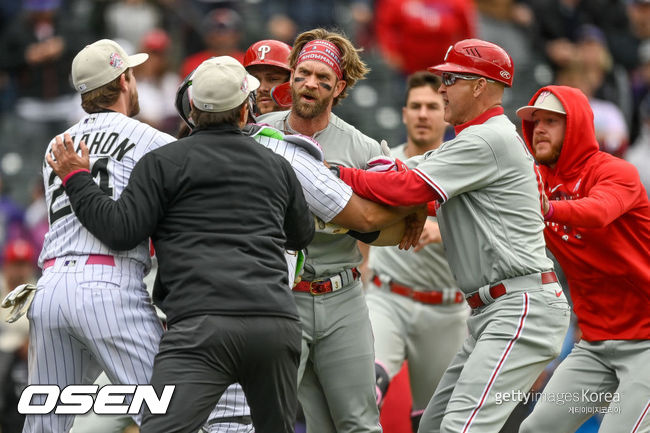 [사진] 흥분한 브라이스 하퍼를 주변 선수들과 코치들이 말리고 있다. ⓒGettyimages(무단전재 및 재배포 금지)