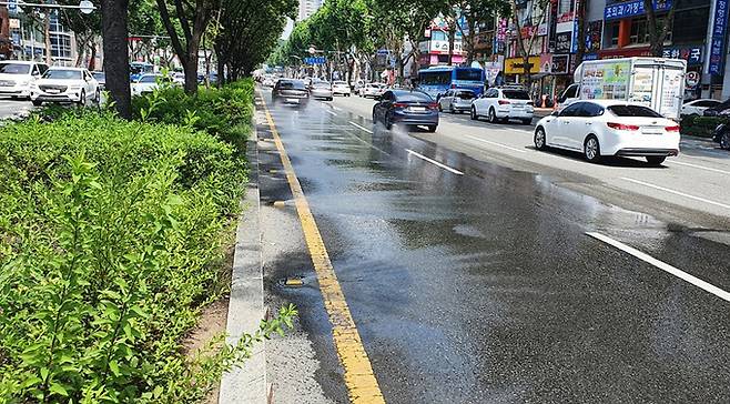 대구 중구 달구벌대로에 클린로드 시스템(도로 살수 장치)을 가동해 뜨거워진 도로를 식히고 있다. 대구시 제공