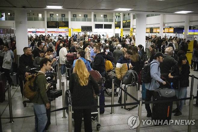 탑승 기다리는 여행객들 (런던 EPA=연합뉴스) 영국 런던의 개트윅 공항 인근에서 14일(현지시간) 드론 의심 물체로 활주로 운영이 한때 중단됐다고 AP 통신 등이 전했다. 사진은 이날 개트윅 공항에서 여행객들이 탑승을 위해 대기 중인 모습. 2023.5.14 photo@yna.co.kr [재판매 및 DB 금지]