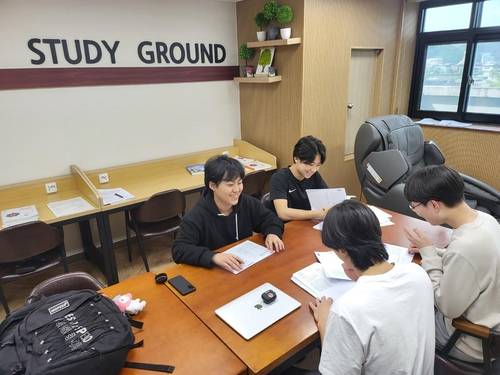 화천학습관에 모인 학생들 [촬영 이상학]