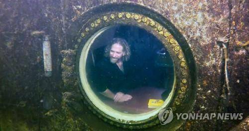 지난 13일 플로리다주 바닷속 캡슐서 창밖 내다보는 조셉 디투리 [로이터=연합뉴스 자료사진. 재판매 및 DB 금지]