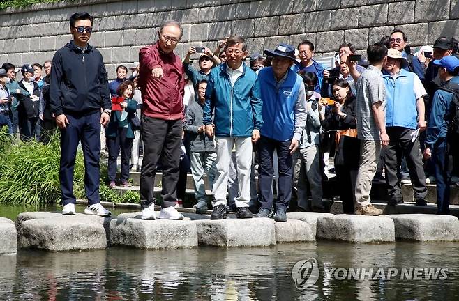 청계천 산책하는 MB (서울=연합뉴스) 이지은 기자 = 이명박 전 대통령이 15일 오전 서울 청계천에서 '청계천을 사랑하는 모임'(청사모) 구성원들과 옛 참모들과 함께 산책하고 있다. 청계천 복원사업은 이 전 대통령의 서울시장 재임 시절 대표적인 치적 중 하나로 꼽힌다. 2023.5.15 [공동취재] jieunlee@yna.co.kr