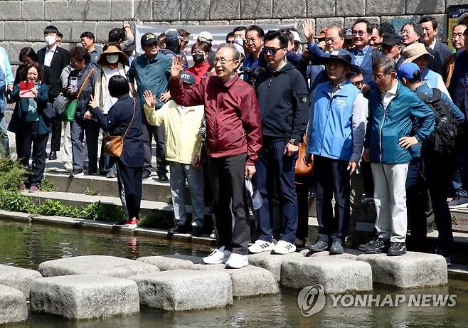 청계천 산책하는 MB (서울=연합뉴스) 이지은 기자 = 이명박 전 대통령이 15일 오전 서울 청계천에서 '청계천을 사랑하는 모임'(청사모) 구성원들과 옛 참모들과 함께 산책하고 있다. 청계천 복원사업은 이 전 대통령의 서울시장 재임 시절 대표적인 치적 중 하나로 꼽힌다. 2023.5.15 [공동취재] jieunlee@yna.co.kr