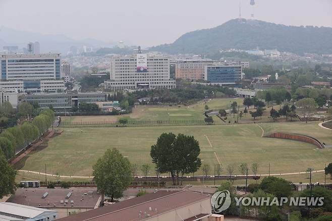 용산미군기지 '용산어린이정원'으로 재탄생 (서울=연합뉴스)  김성민 기자 = 주한미군으로부터 돌려받은 용산공원 반환부지 일부가 4일 '용산어린이정원'으로 재탄생했다.
 2023.5.4 ksm7976@yna.co.kr