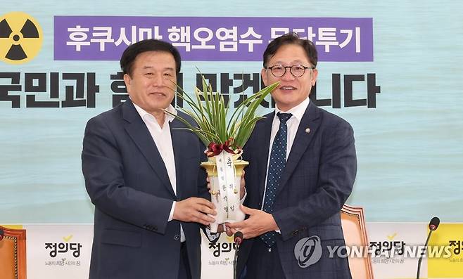 윤석열 대통령의 취임 축하 난 전달받는 배진교 원내대표 (서울=연합뉴스) 하사헌 기자 = 정의당 배진교 원내대표(오른쪽)가 15일 오후 서울 여의도 국회에서 이진복 대통령실 정무수석을 접견하며 윤석열 대통령의 취임 축하 난을 전달받고 있다. 2023.5.15 toadboy@yna.co.kr