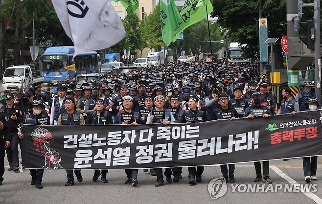 정부 규탄 결의대회 연 건설노조 (서울=연합뉴스) 류영석 기자 = 4일 오후 서울역 인근 한강대로에서 민주노총 건설노조원들이 용산 대통령실 방향으로 결의대회 전 행진을 하고 있다. 2023.5.4 ondol@yna.co.kr