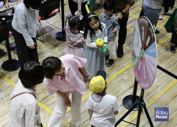 제1회 서울엄마아빠 행복축제의 참여마당에서 진행된 '꽝 없는 룰렛돌리기'. 이효상 기자 ⓒ베이비뉴스