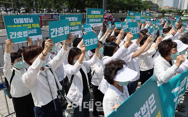 윤석열 대통령이 국무회의에서 간호법 제정안 거부권을 행사한 16일 서울 용산구 대통령실 앞에서 간호법 제정 추진 범국민운동본부 회원들이 간호법 공포 촉구 기자회견을 열고 있다. (사진=노진환 기자)