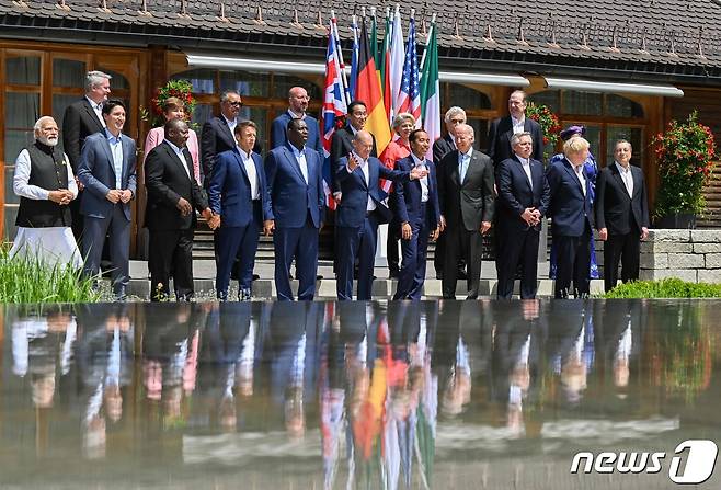 조 바이든 미국 대통령 등 G7 정상과 EU 지도부, 게스트 국 정상들이 지난해독일 바이에른주 엘마우성에서 열린 G7 정상회의 중 ‘더 나은 미래 투자’ 세션서 포즈를 취하고 있다. ⓒ AFP=뉴스1 ⓒ News1 우동명 기자