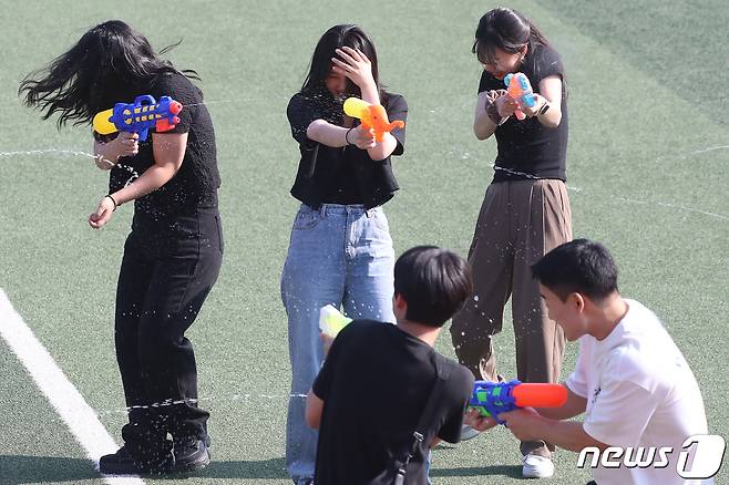 15일 오후 대구 달서구 계명대학교 성서캠퍼스에서 열린 2023학년도 대동제 첫날 학생들이 물총싸움을 하며 더위를 식히고 있다. 2023.5.15/뉴스1 ⓒ News1 공정식 기자