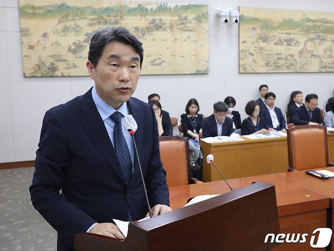 이주호 교육부장관 겸 사회부총리가 16일 서울 여의도 국회에서 열린 교육위원회 전체회의에서 법안 통과 관련 발언을 하고 있다. 2023.5.16/뉴스1 ⓒ News1 송원영 기자