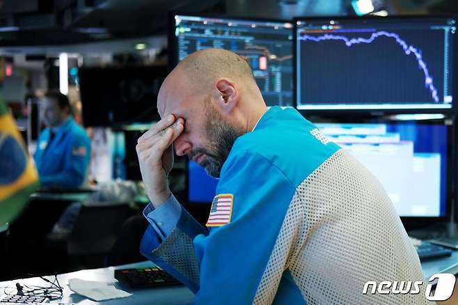 급락세인 증시로 뉴욕증권거래소의 한 트레이더가 심각한 표정을 하고 있는 모습. ⓒ AFP=뉴스1 자료사진