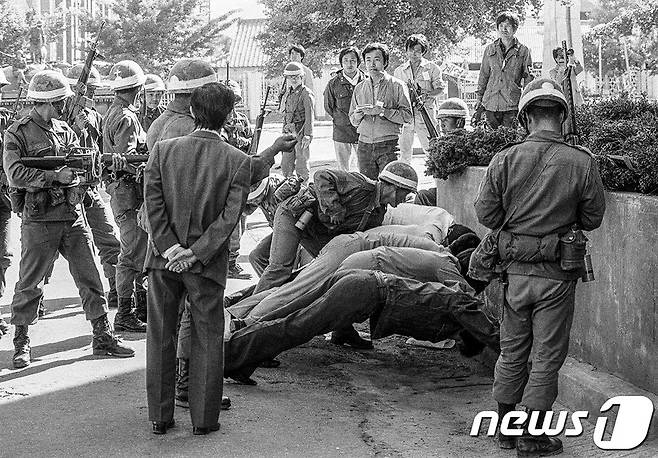 5·18 당시 계엄군에게 붙잡힌 시민들이 폭행을 당하고 있다.ⓒ News1DB