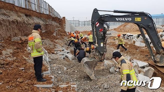 지난 3월 16일 천안시 서북구 신축현장에서 119 소방대원들이 옹벽붕괴로 메몰된 노동자들을 구조하고 있다.(천안서북소방서 제공)/뉴스1