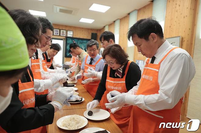 정성택 전남대학교 총장과 구성원들이 5·18민주화운동 43주년을 앞둔 16일 오월어머니집을 찾아 주먹밥을 만들고 있다.2023.5.16./뉴스1