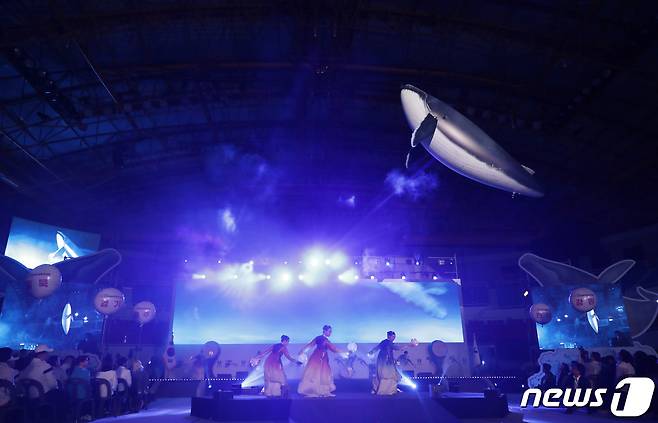 16일 오후 울산 동천체육관에서 열린 제17회 전국장애학생체육대회 개회식에서 축하 공연 중에 고래 모형이 날고있다. 2023.5.16/뉴스1 ⓒ News1 김지혜 기자