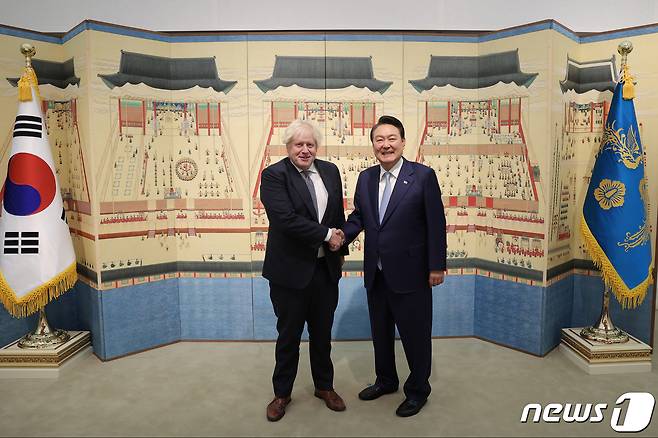 윤석열 대통령이 16일 서울 용산구 한남동 관저에서 제14회 아시안리더십컨퍼런스 참석차 방한한 보리스 존슨 전 영국 총리를 만나 기념촬영을 하고 있다. (대통령실 제공) 2023.5.16/뉴스1. ⓒ News1 오대일 기자