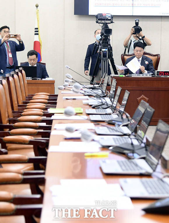 16일 오후 서울 여의도 국회에서 행정안전위원회 오후 회의가 열린 가운데, 더불어민주당 의원 자리가 비어 있다. /국회=이새롬 기자