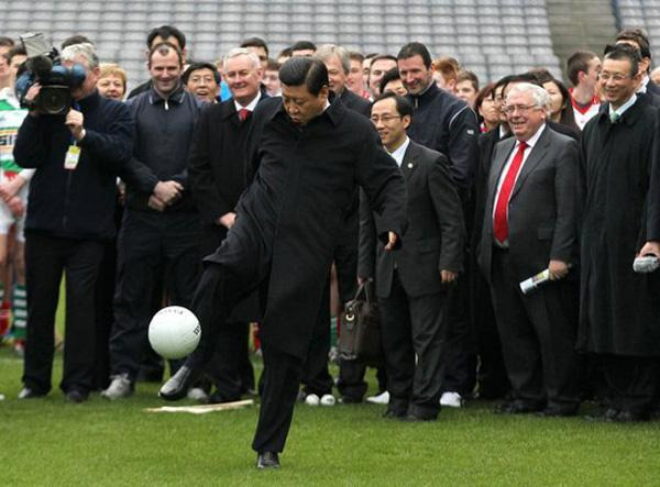 2012년 아이랜드 더블린 방문 당시 축구공을 차는 시진핑 주석