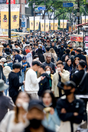 롯데백화점과 서울시가 개최한 '명동 페스티벌'이 열린 지난달 30일 서울 중구 명동 거리가 외국인 관광객들로 붐비고 있다. 사진=강진형 기자aymsdream@