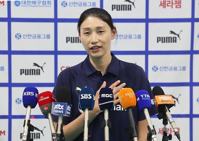 여자배구 국가대표팀 어드바이저 김연경이 16일 오후 진천선수촌에서 대표팀 훈련에 앞서 기자회견을 하고 있다. /연합뉴스