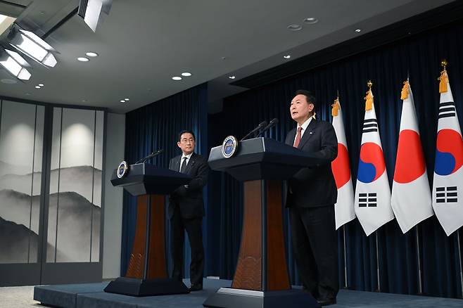 윤석열 대통령과 1박2일 일정으로 한국을 찾은 기시다 후미오 일본 총리가 7일 서울 용산 대통령실 청사에서 공동 기자회견을 하고 있다. /대통령실 제공