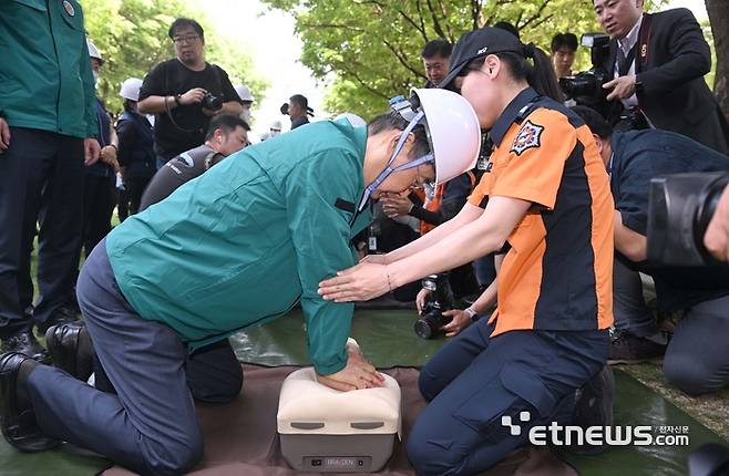 민방공 훈련에서 심폐소생술 체험하는 한덕수 총리