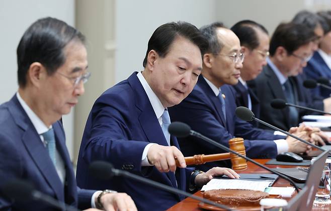 윤석열 대통령이 16일 서울 용산 대통령실 청사에서 열린 국무회의에서 개회선언을 하고 있다. [연합뉴스]