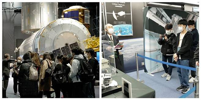 우주의 조약돌 1기 학생들이 지난 2월 일본 우주항공연구개발기구(JAXA) 츠쿠바 우주센터와 텐큐(TENQ) 도쿄돔시티 우주 박물관에 방문해 실물크기의 인공위성 모형을 관람하는 등 해외탐방을 진행했다. 한화 제공