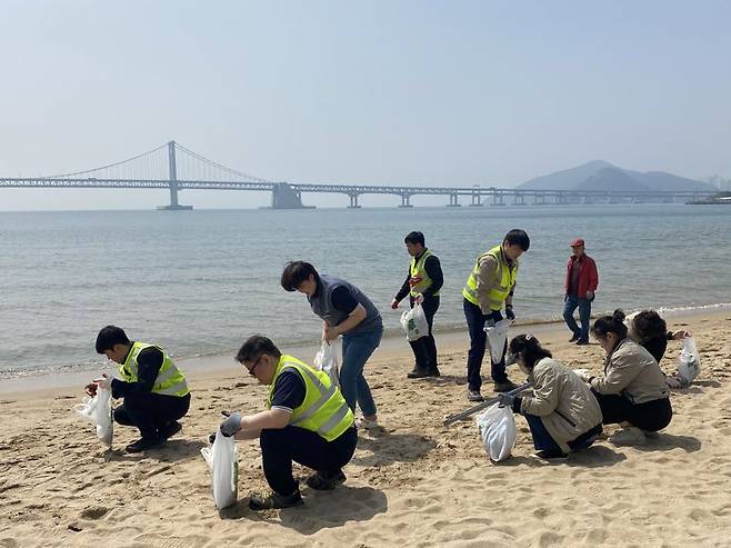 부산시설공단 직원들이 16일 부산 광안리 해수욕장 해변 일대에서 비치코밍 활동을 전개하고 있다./제공=부산시설공단