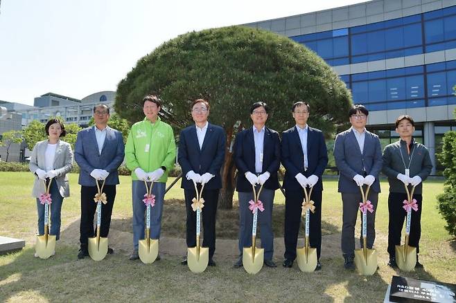 SK이노베이션 김준 부회장(왼쪽 네번째)과 이성준 환경과학기술원장(왼쪽 다섯번째)이 지난 15일 대전 환경과학기술원에서 열린 식수행사에 참여해 기념촬영을 하고 있다. SK이노 제공