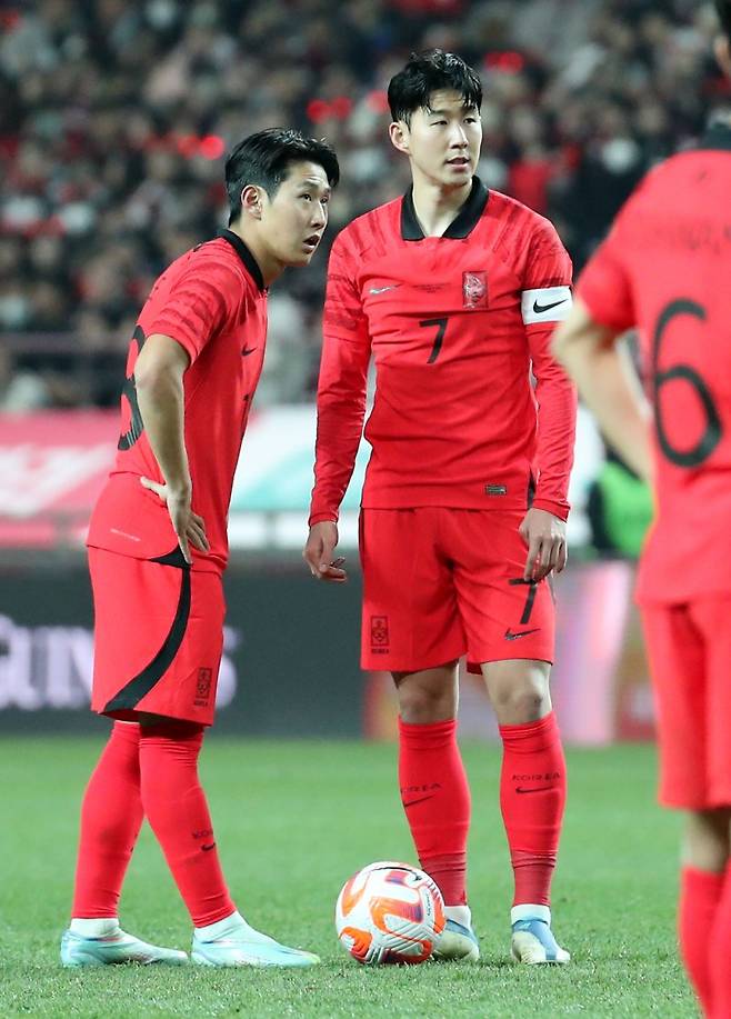 대한민국 축구 국가대표팀 손흥민(오른쪽)과 이강인이 지난 3월 열린 축구 국가대표 평가전 대한민국과 우루과이의 경기 프리킥 찬스에서 대화를 나누고 있다. /뉴스1